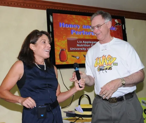 THE HONEY PEOPLE--Honey bee specialist Eric Mussen, the 2008-09 president of the Western Apicultural Society (WAS), chats with Liz Applegate, a nationally renowned nutritionist and fitness expert who praised the virtues of honey at the WAS meeting. (Photo by Kathy Keatley Garvey)