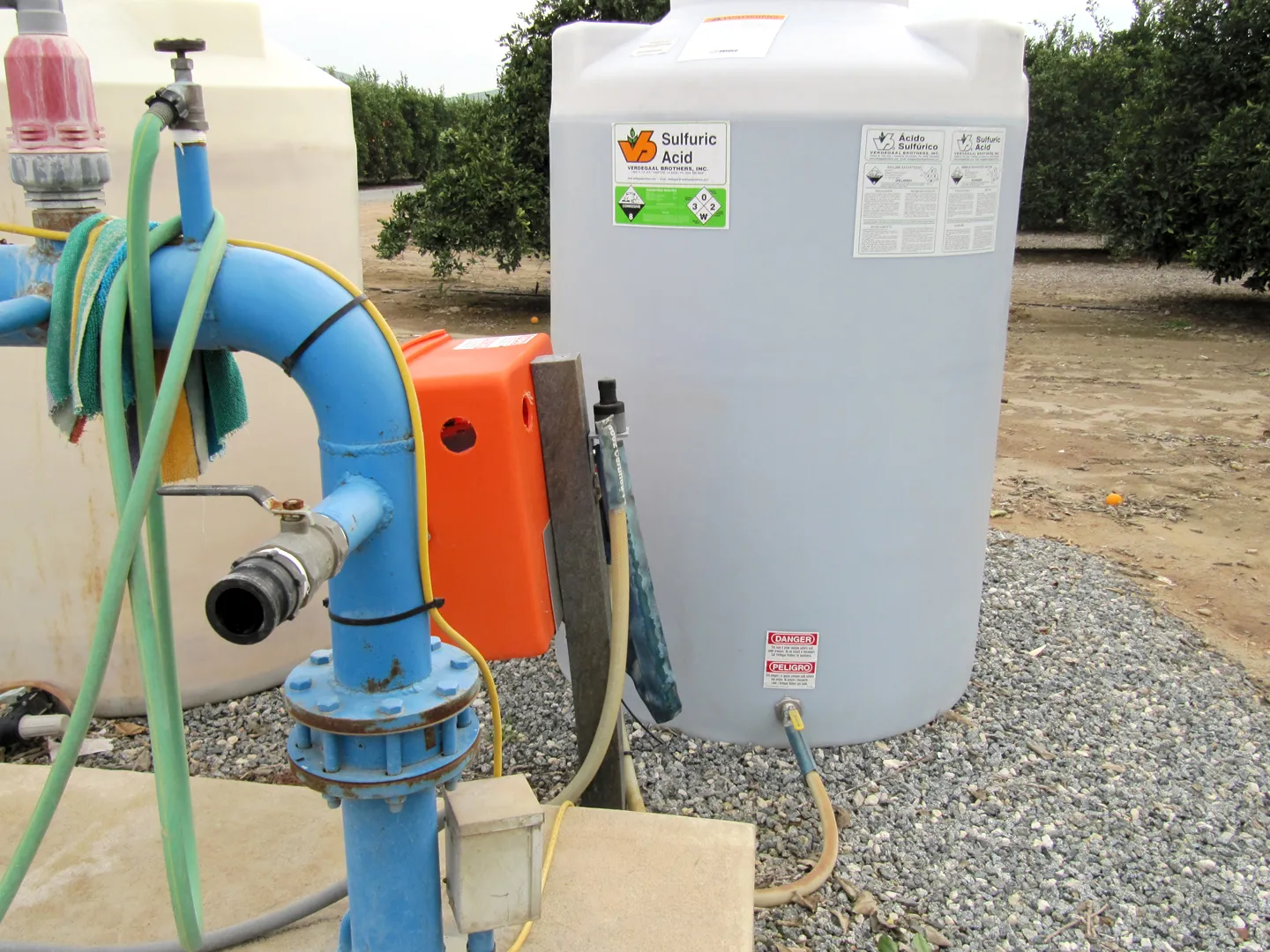 Sulfuric acid injection system to mitigate calcium carbonate clogging problems. Photo: L. Schwankl