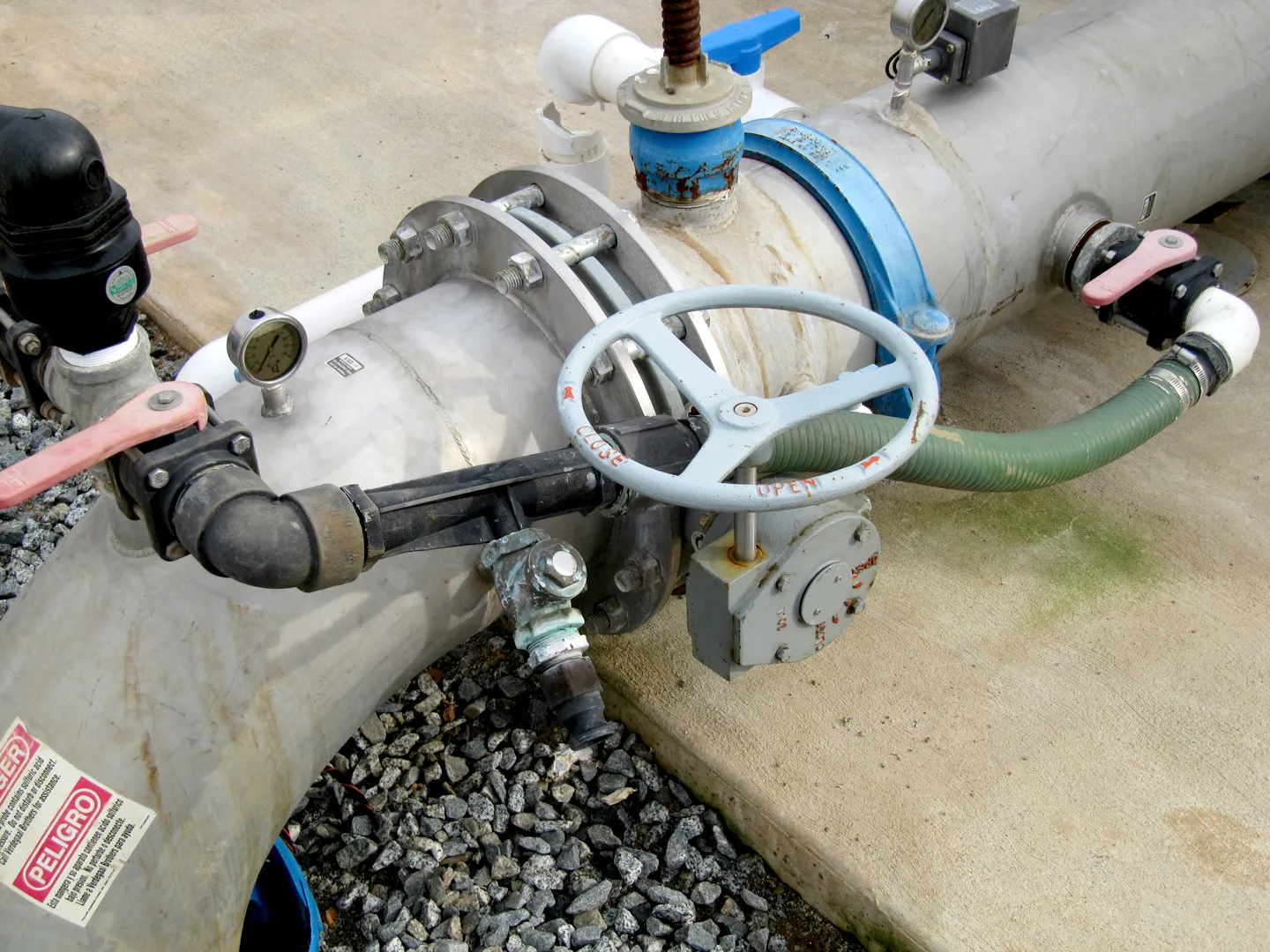 Venturi injector plumbed across a valve used as a pressure drop Photo: L. Schwankl