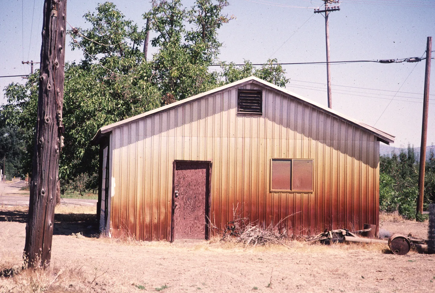 Iron staining on building from high-iron groundwater Photo: L. Schwankl