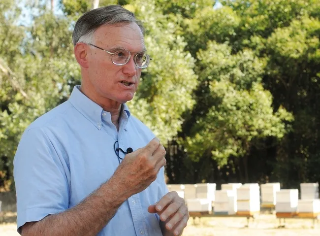 Eric Mussen speaking to visitors at the Harry H. Laidlaw Jr. Honey Bee Research Facility. (Photo by Kathy Keatley Garvey)
