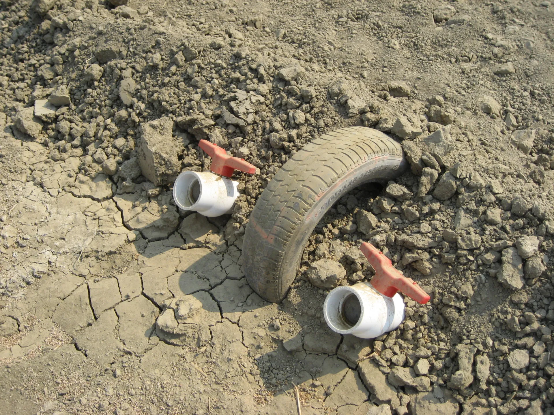 Flush valves for drip tape lines manifolded together Photo L. Schwankl.