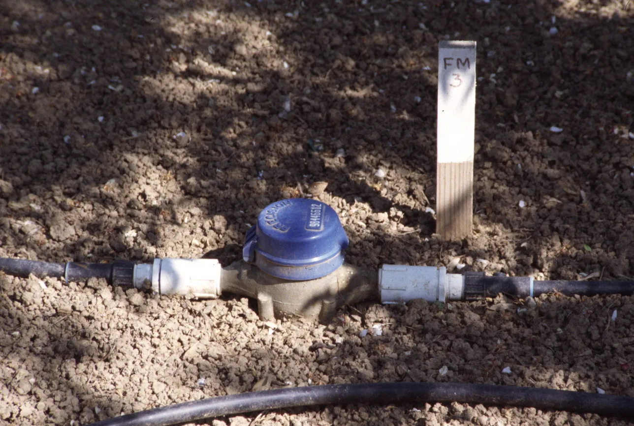 Flow meter installed at the head of a lateral line. Photo: L. Schwankl.