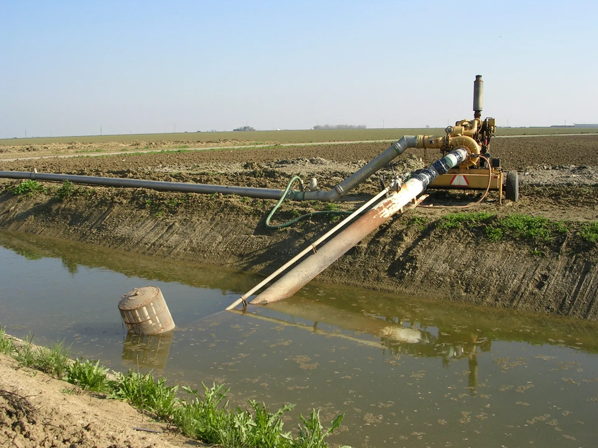 Suction screen pre-filter with water jets to keep the screen clean. Photo: L. Schwankl