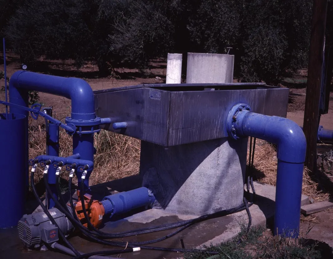 Gravity flow screen filter used in a citrus orchard Photo: L. Schwankl