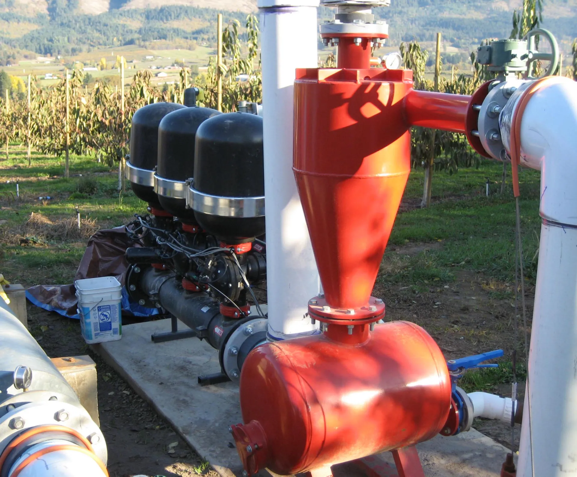 Disk filters with sand separation pre-filtration Photo: L. Schwankl