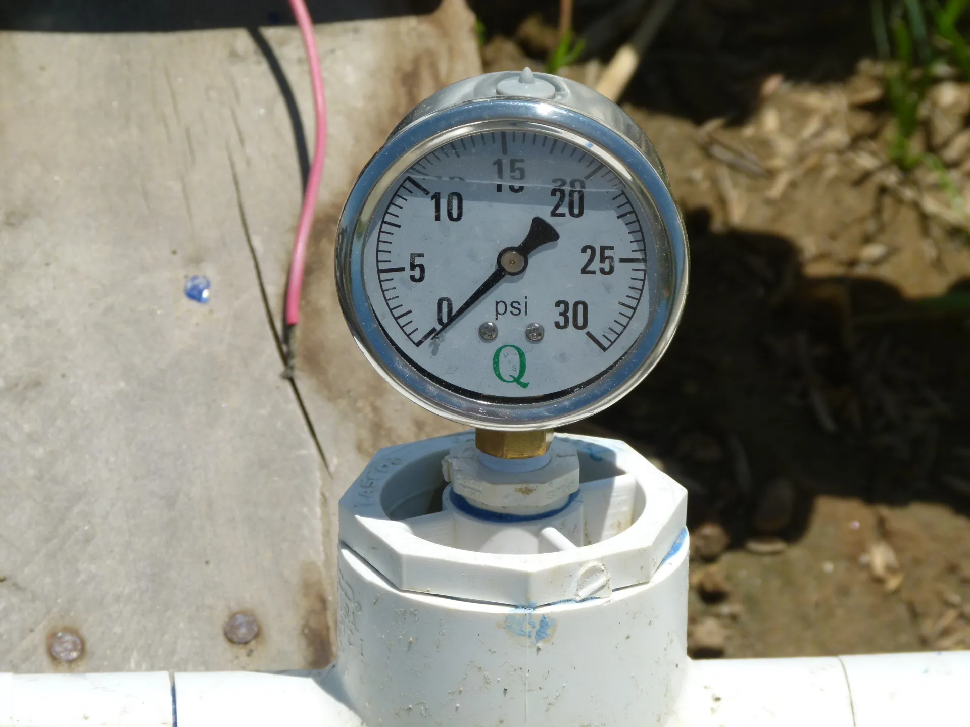 Liquid-filled pressure gauge. Photo: L. Schwankl.