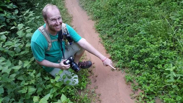Stéphane De Greef points out a site. (© Anna Bella Betts)