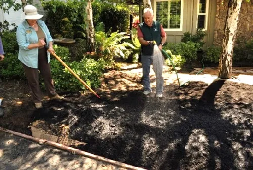 Sheet mulching at Master Gardener workshop. Photo by Mary Ellen King.