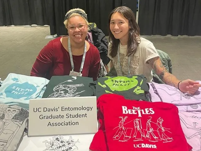 The UC Davis Entomology Graduate Student Association (EGSA) will be selling its member-designed t-shirts at the ESA meeting in Phoenix. Iris Quayle (left) of the Jason Bond lab, and Mia Lippey of the Meineke lab, will be giving presentations and also staffing the EGSA table. (Photo by Kathy Keatley Garvey)