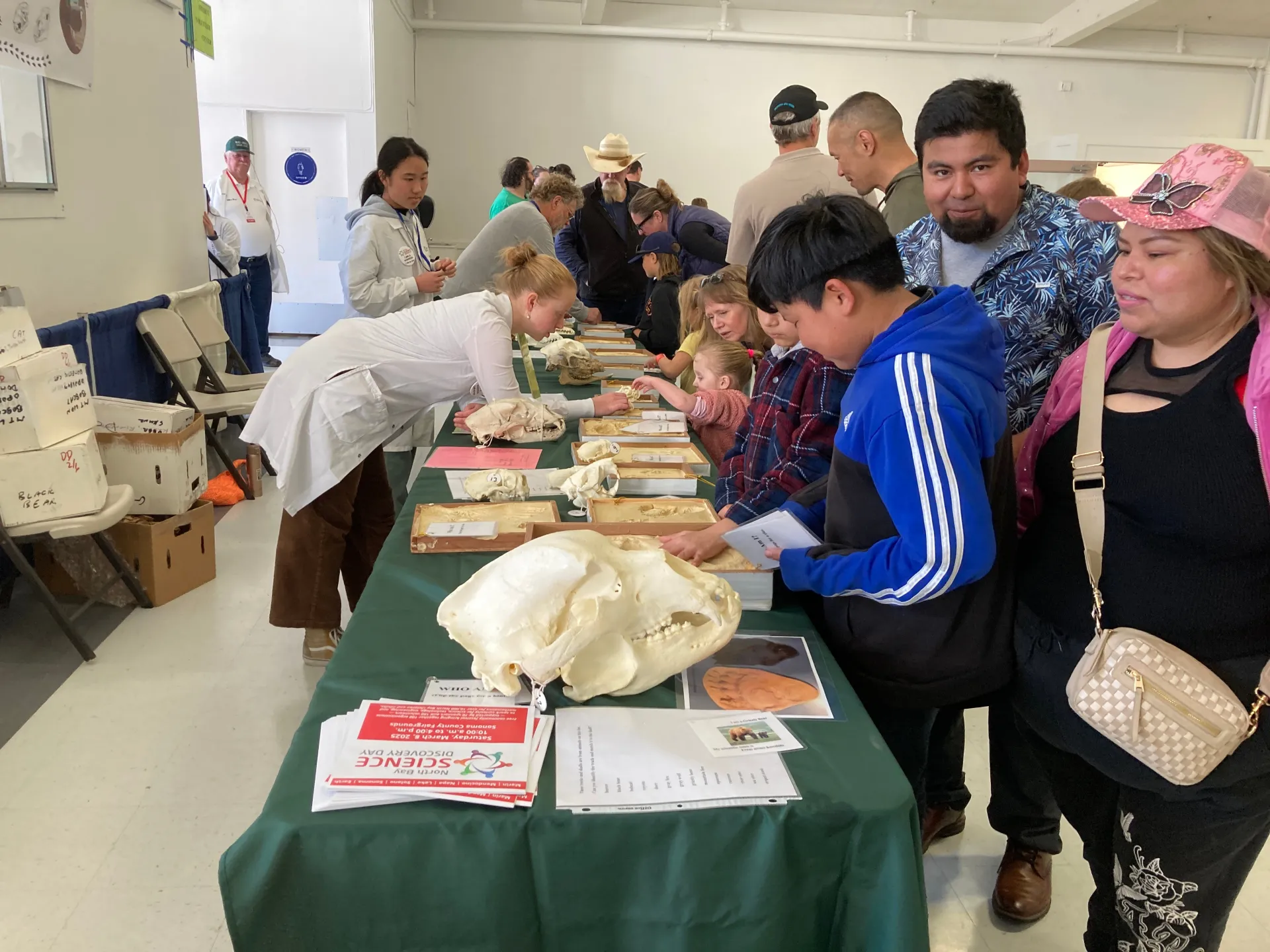 Familias visitando el evento North Bay Discovery Day