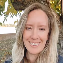 Kelly Arce Headshot.png