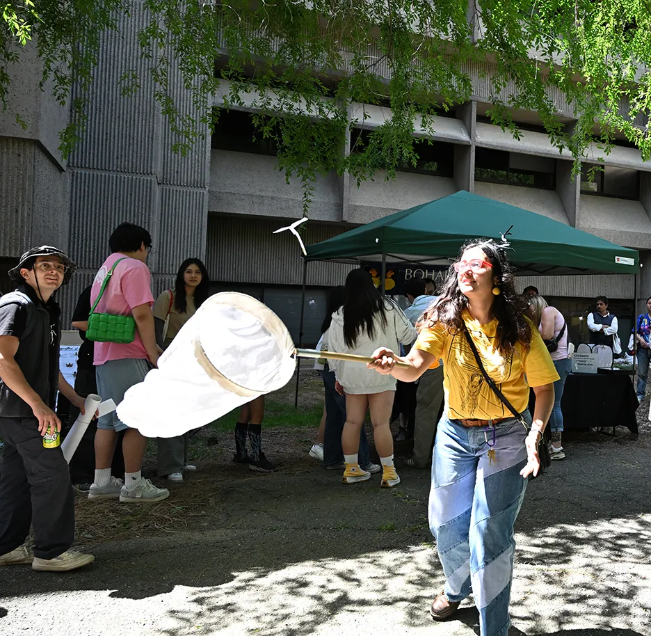 Doctoral student and medical entomologist CC Edwards shows how it's done. (Photo by Kathy Keatley Garvey)
