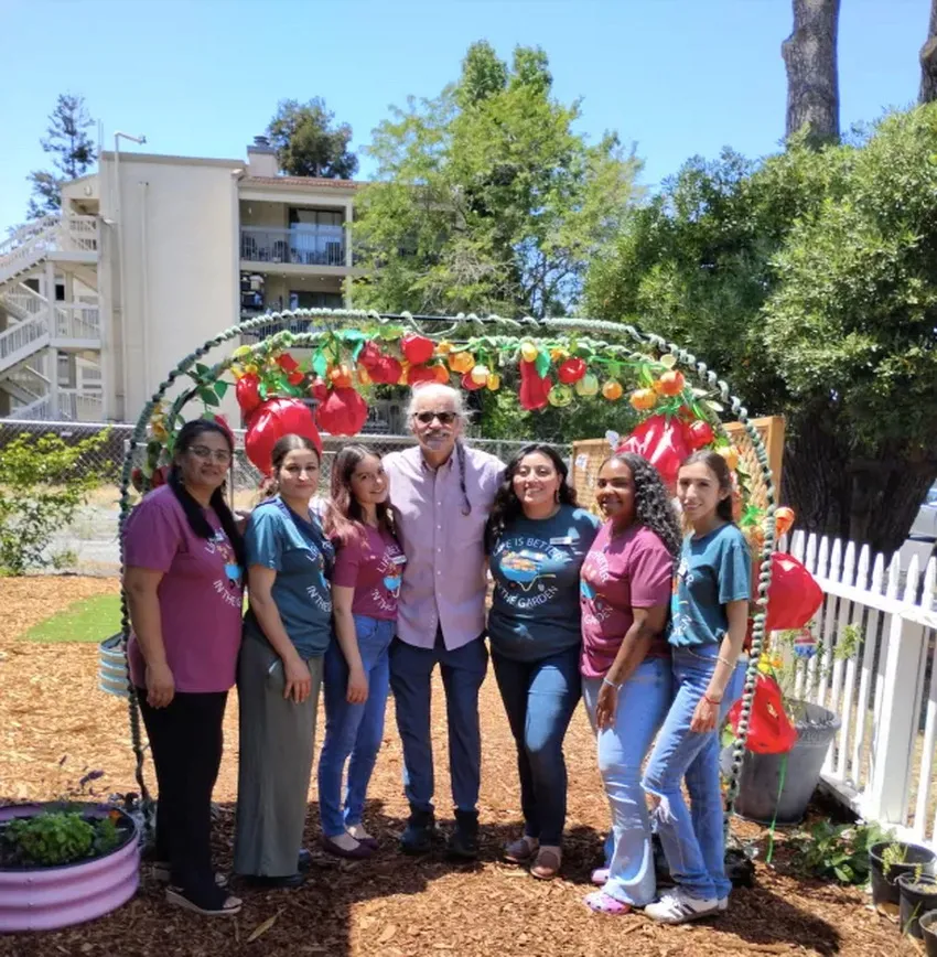Santos Lopez con un grupo de voluntarios de Master Gardeners