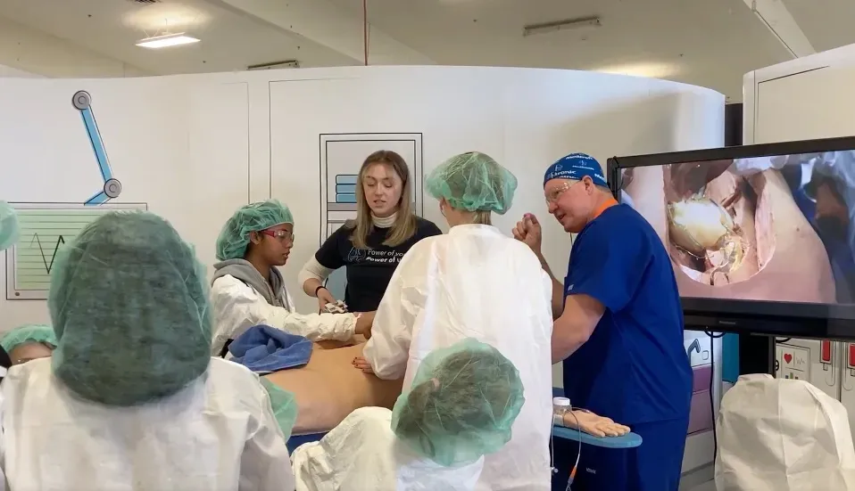 Operando un dispositivo médico en el pecho de un maniquí.