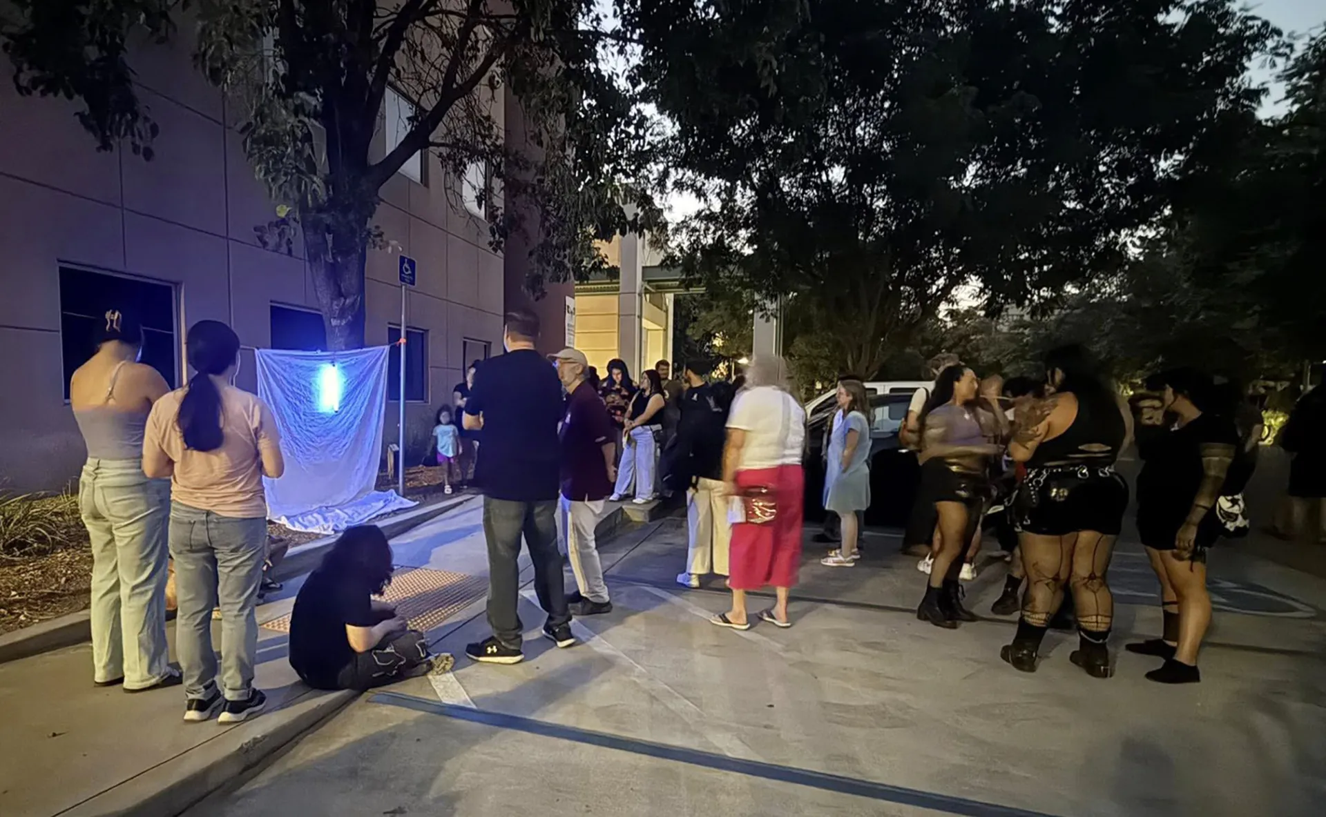 A crowd begins to gather around the blacklighting demonstration. (Photo by Kristy Vasquez)