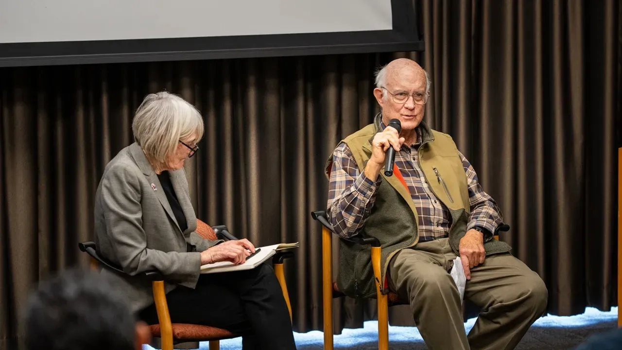 Rod Stiefvater durante un seminario de Departamento de Ciencias de las Plantas. Fotografía por Jael Mackendorf, UC Davis