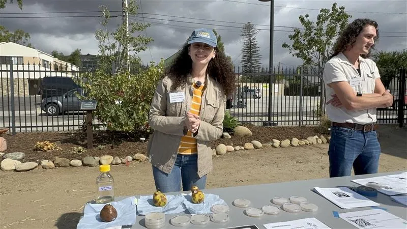 Una estudiante del laboratorio de patología muestra su investigacion.