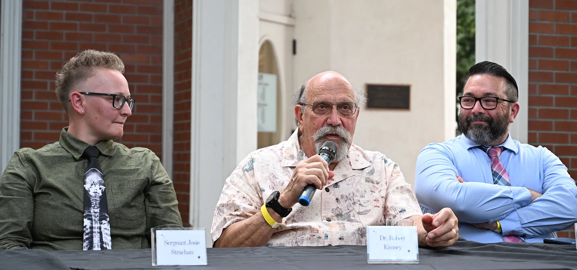 UC Davis forensic entomologist Robert Kimsey answers a question. (Photo by Kathy Keatley Garvey)