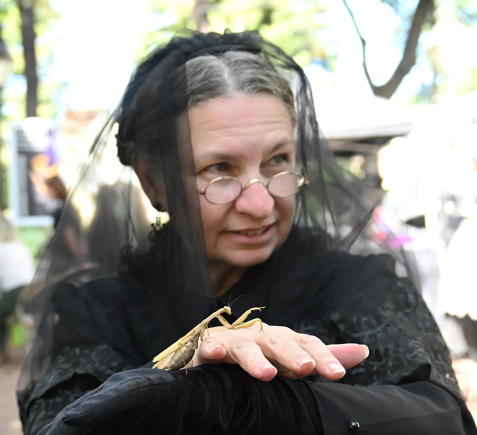 Vacaville Museum member Kerri Schlinger and Betty White in the Vacaville Museum Courtyard. (Photo by Kathy Keatley Garvey)