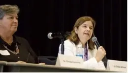 Gillian Wilson se dirige a los asistentes desde el podio. 