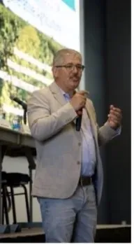 Joshua Viers se dirige al publico.