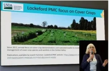 Margaret Smither-Kopperl habla mostrando una diapositiva de un campo de cultivo.tiva4