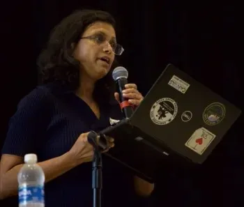 Srabani Das se dirige a los asistentes desde el podio.