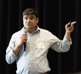 Tapan Pathak se dirige a los asistentes.