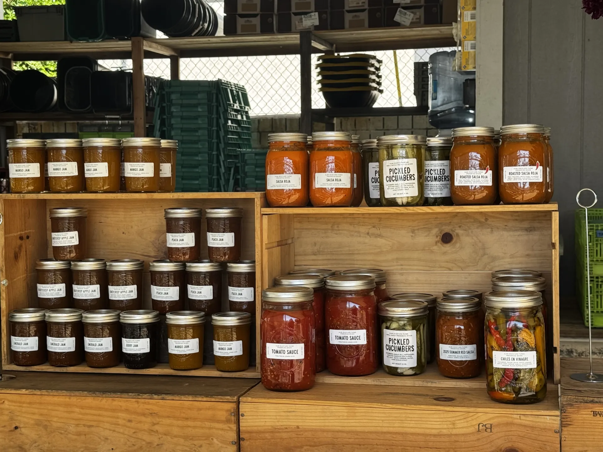 Frascos con conservas en venta en una granja urbana.