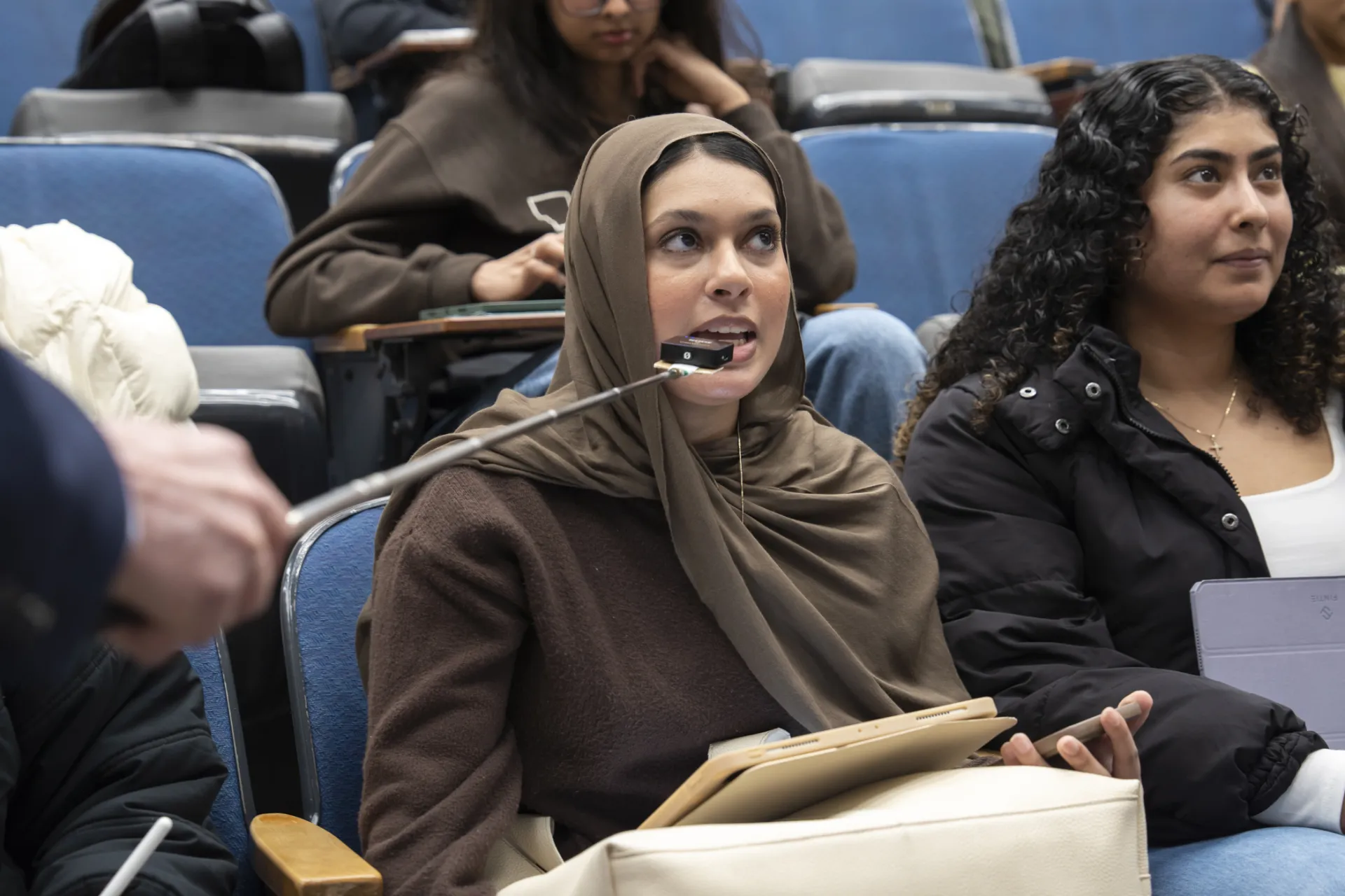 Biochemistry student Maham Anwar asks Nobel laureate Randy Schekman a question.