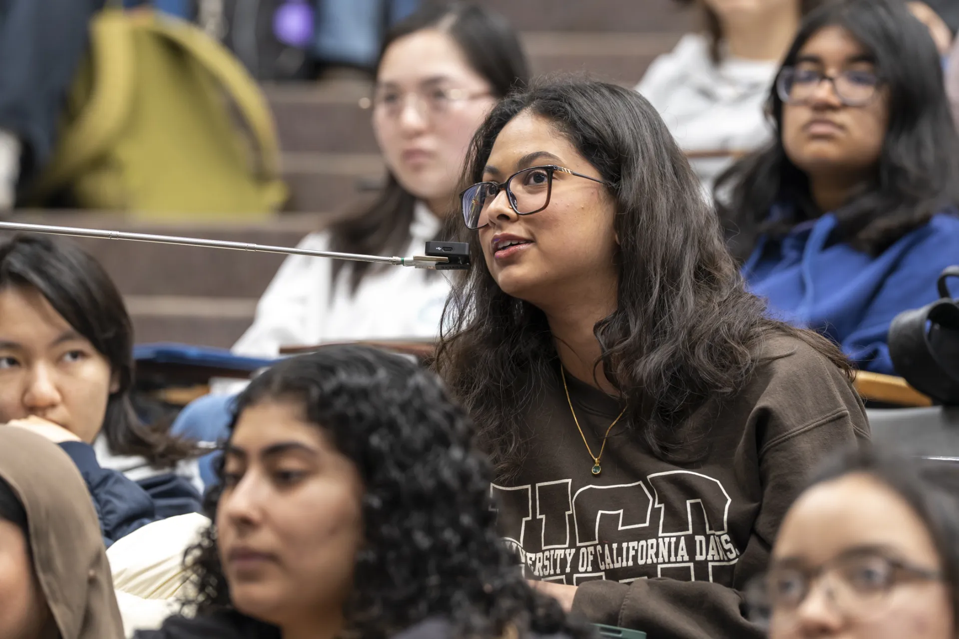 Student Sreeya Pasumarthy asks a question