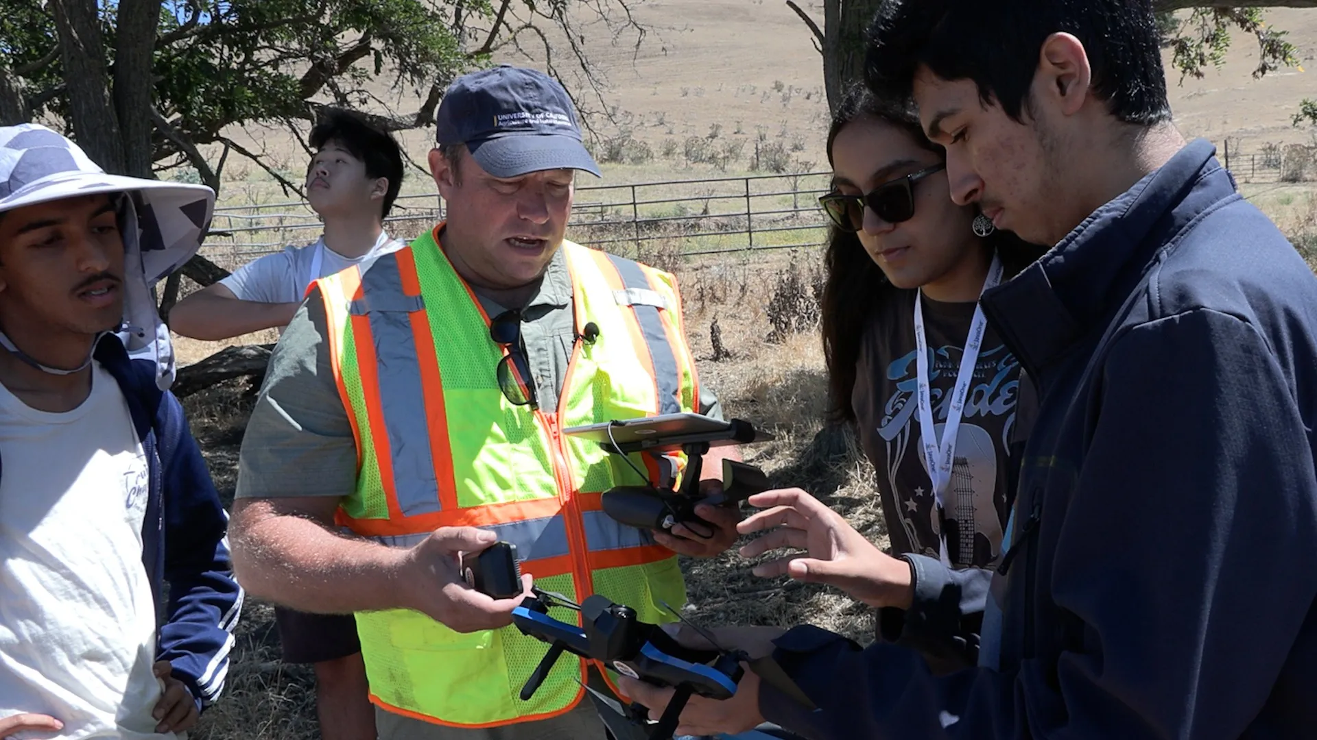 Un grupo de estudiantes reunidos practican el uso de drones