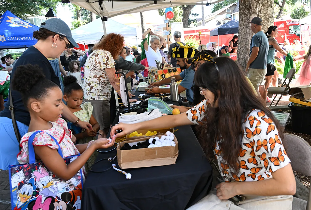 Samantha Murray helping youngsters with bee projects.