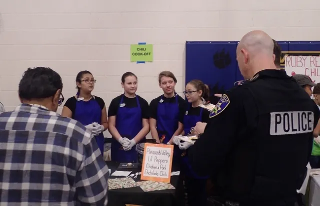 El equipo Pleasants Valley 4-H'ers de Vacaville, conformado por (de izquierda a derecha) Maliyah Desmarais, Maya Farris, Naomi Lipary y Jessie Means, responden a las preguntas del supervisor del condado de Solano, John Vásquez Jr. y los agentes de la policía de Vacaville Steve Moore. (Fotografía: Kathy Keatley Garvey)