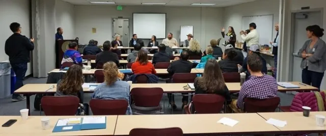 Granjeros a pequeña escala se reúnen en la oficina condal de UCCE para saber de oportunidades que existen de negocios de valor agregado.