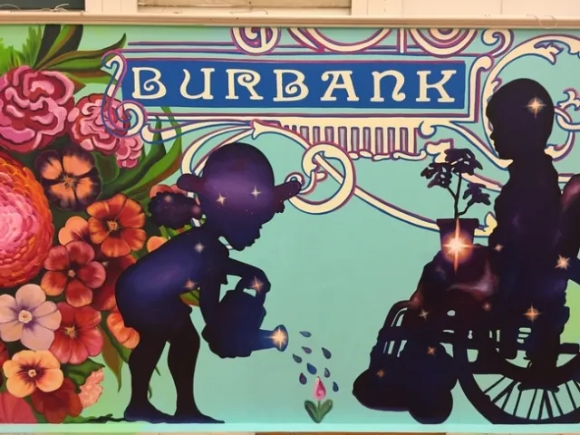 El mural destaca las siluetas de niños con diferentes habilidades.