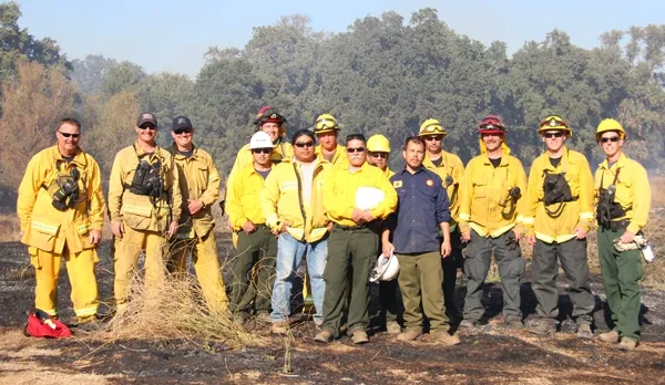 Hankins talks with students about fine fuels in advance of a meadow burn on the Big Chico Creek Ecological Reserve. Photo by Tyler Wright.