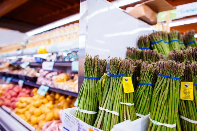 Los consumidores que compran frutas y verduras en tiendas localizadas en vecindarios de bajos recursos de California podrían pagar más por estos productos que los compradores de otros vencindarios, según in estudio del Instituto de Políticas sobre Nutrición de UC, que analizó los precios en una amplia muestra de tiendas por todo el estado.