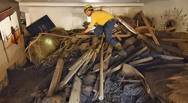 A California Air National Guard rescue helicopter with air crews provides search and rescue operations during mudslides in southern California, January 2018. Photo by Staff Sgt. Cristian Meyers.