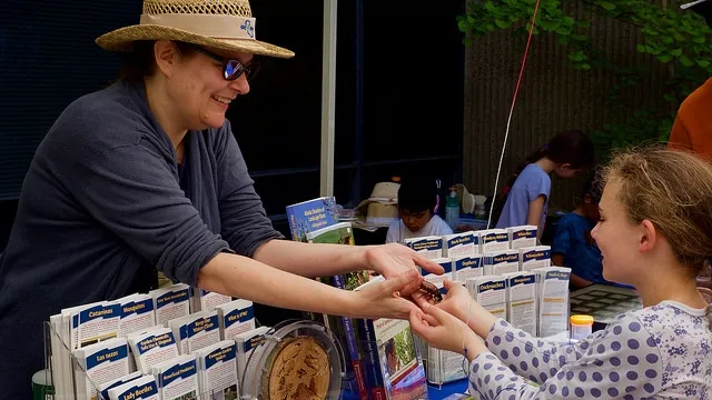 UC IPM staff interacting with public. (Credit: Chinh Lam)