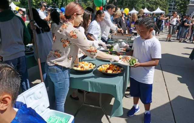 Students enjoyed a healthy lunch.