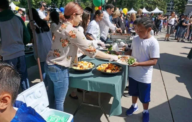 Los estudiantes disfrutaron de un almuerzo saludable.