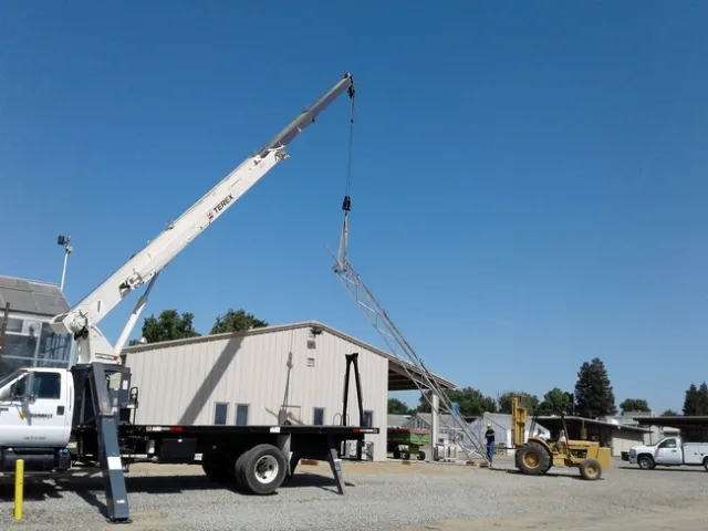 Workers at Kearney raise a tower to blanket the 330-acre research center with high-speed wireless internet. (Photo: Julie Sievert)