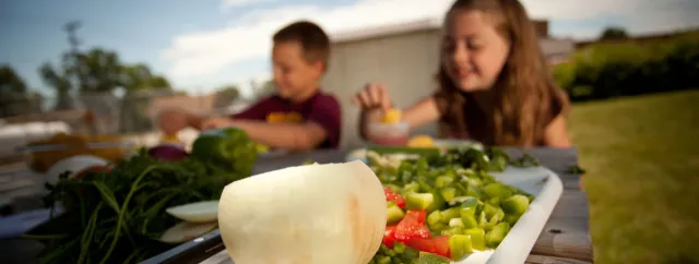 Girl boy eating veggies 1_screen