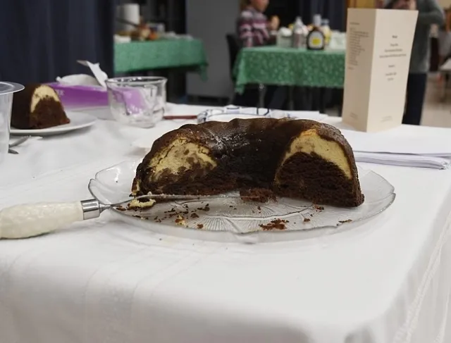 El chocoflan de Celeste Harrison tuvo un gran éxito en el Día del Proyecto de Destrezas del programa 4-H del condado de Solano. La chica ganó un premio al talento para el espectáculo. (Fotografía por Kathy Keatley Garvey)