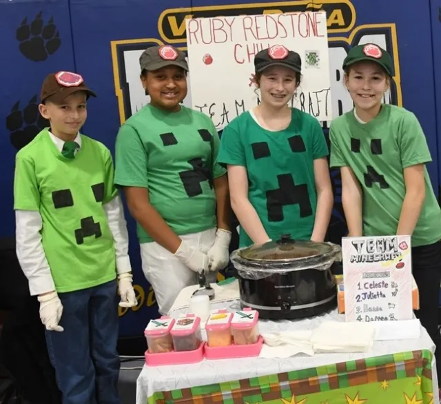 Celeste Harrison fue miembro del equipo de chili del Club 4-H Sherwood Forest por dos años. Los miembros del equipo del 2018 que preparó el chili Ruby Redstone son (de izquierda a derecha) Darren Stephens, Celeste Harrison, Julietta Wynholds y Hanna Stephens. (Fotografía por Kathy Keatley Garvey)