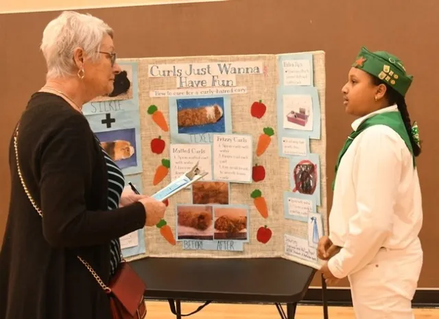 De conejillos de Indias al chocoflan: Celeste Harrison ganó un premio al talento para el espectáculo durante el Día del Proyecto de Destrezas de 2018 del condado de Solano, por su proyecto titulado Los rizos solo quieren divertirse: cómo cuidar de tu conejillo de Indias de pelo rizado. Aquí la adolescente explica su proyecto a la evaluadora Sharon Taylor de Dixon. Este año ella se enfocó en la preparación de un chocoflan y ganó otro premio al talento para organizar grandes espectáculos. (Fotogra