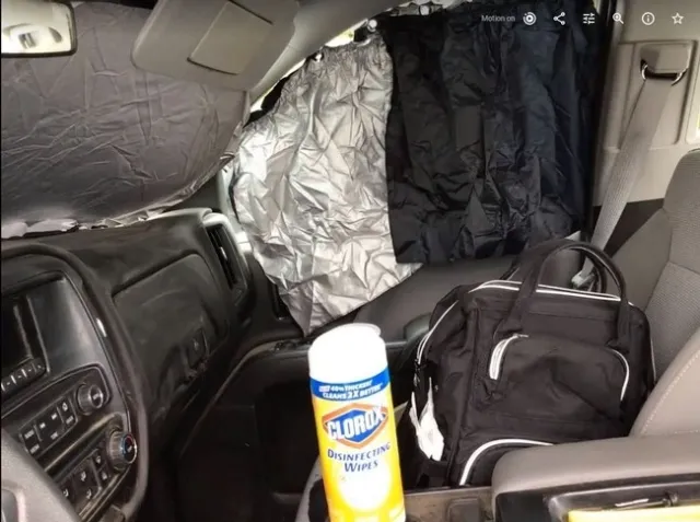 El interior de una camioneta pick up preparado con las pantallas para las ventanas