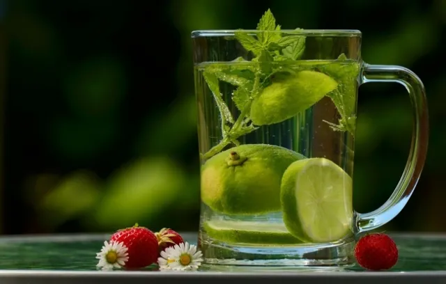 Agua con infusión de frutas es un refrescante substituto de las gaseosas azucaradas.